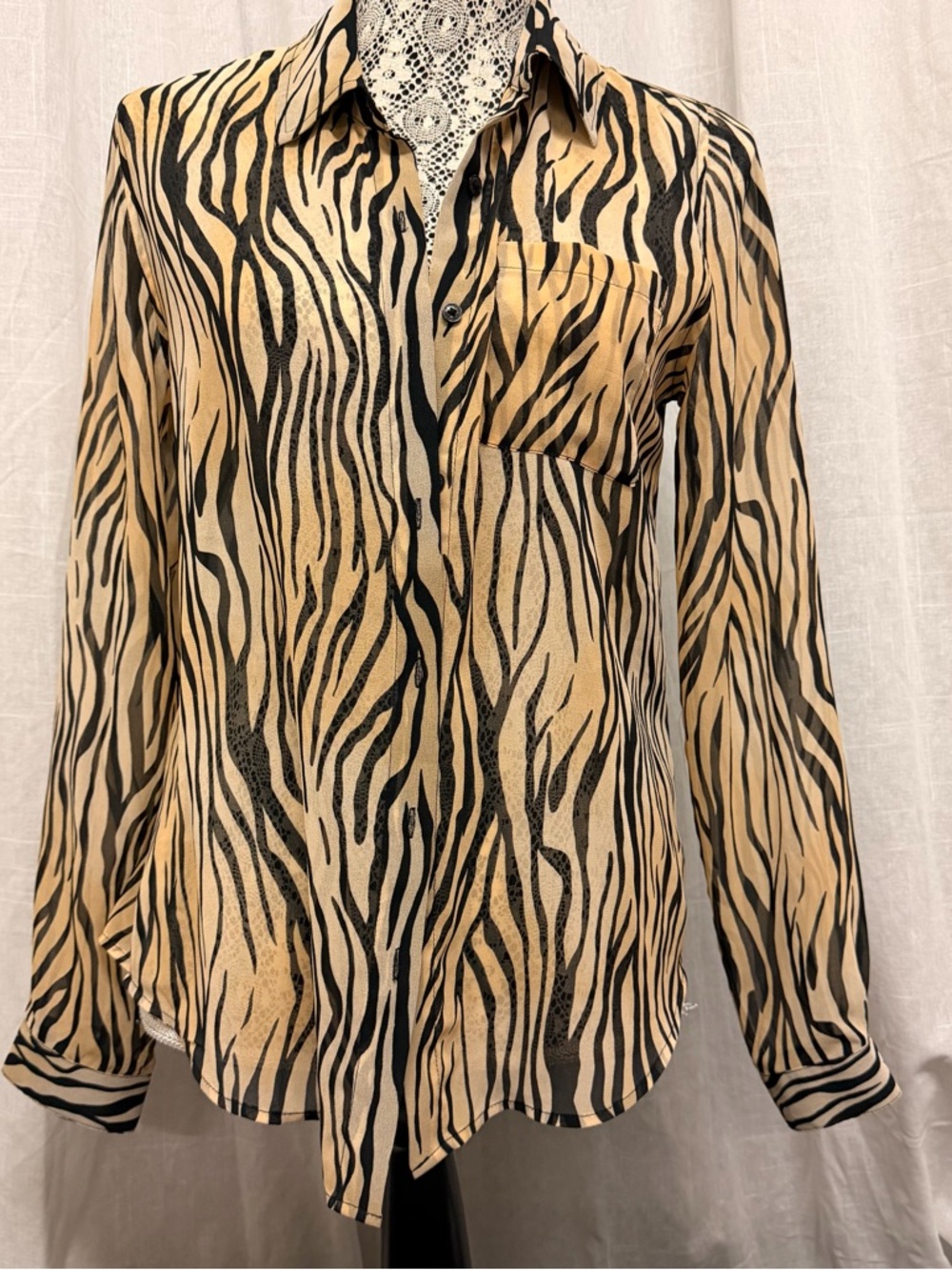 3/$30 🌺 Guess Zebra Print Shirt
